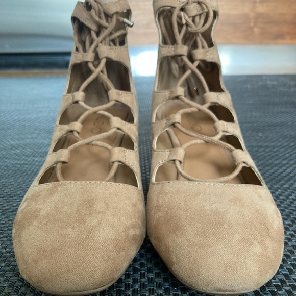 ALDO HEELS
SIZE:6 1/2, HEEL SIZE: 2 INCH 
COLOR: TAN
NEW, NEVER WORN. - Picture 2 of 7